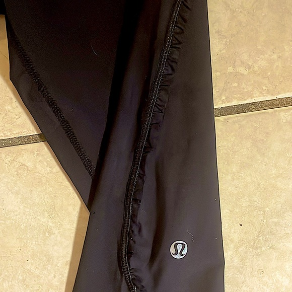 LULULEMON Grey Black RUFFLE CROP Athletic Workout Yoga PANTS Zipper Pockets 6! - Picture 3 of 5